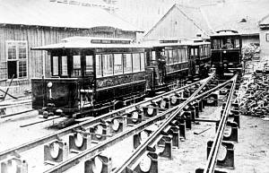 Az első villamoskocsik a Baross kocsiszínben, még a forgalom megindulása előtt