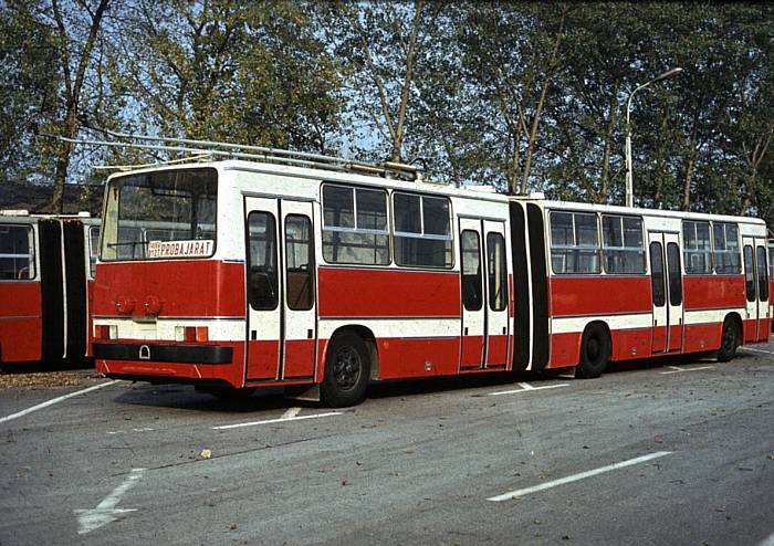 The flapping doors were unusual comparing to the Ikarus buses of the time 